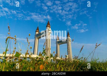 L'iconico ponte levatoio situato sul fiume nel Terengganu, Malesia. Foto Stock