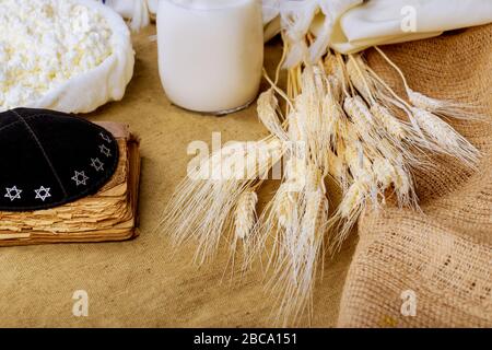 Prodotti lattiero-caseari tradizionali Shavuot festa ebraica raccolto festa Santa Foto Stock