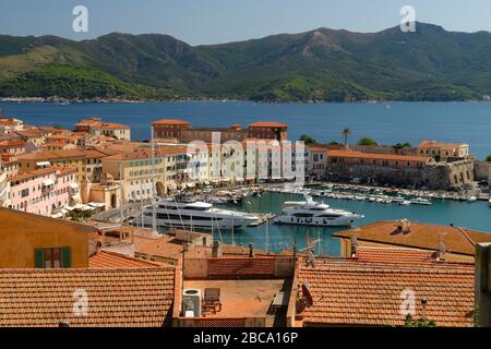 Veduta del porto e del centro storico di Portoferraio, Isola d'Elba, Provincia di Livorno, Parco Nazionale dell'Arcipelago Toscano, Toscana, Italia Foto Stock