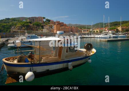 Vista della torre fortificata e dell'orologio Torre degli Appiani e del porto turistico di Rio Marina, Rio Marina, Isola d'Elba, Provincia di Livorno, Parco Nazionale di Foto Stock