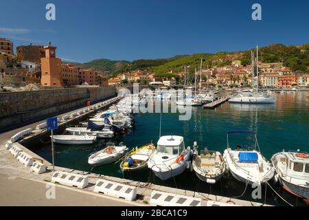 Vista della torre fortificata e dell'orologio Torre degli Appiani e del porto turistico di Rio Marina, Rio Marina, Isola d'Elba, Provincia di Livorno, Parco Nazionale di Foto Stock
