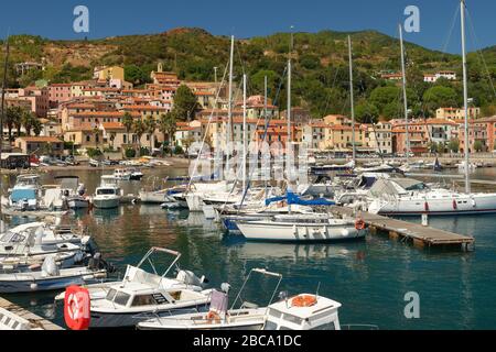 Vista sul Rio Marina con il porto turistico, Isola d'Elba, Provincia di Livorno, Parco Nazionale dell'Arcipelago Toscano, Toscana, Italia Foto Stock