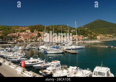 Vista sul Rio Marina con il porto turistico, Isola d'Elba, Provincia di Livorno, Parco Nazionale dell'Arcipelago Toscano, Toscana, Italia Foto Stock