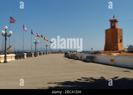 Passeggiata con vista sulla Torre degli Appiani torre di difesa e orologio da Rio Marina, Rio Marina, Isola d'Elba, Provincia di Livorno, Parco Nazionale di Foto Stock