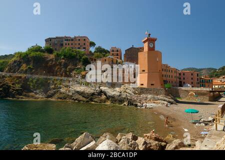 Vista sulla Torre degli Appiani e sulla torre dell'orologio e sulla spiaggia di Rio Marina, Rio Marina, Isola d'Elba, Provincia di Livorno, Parco Nazionale della T Foto Stock