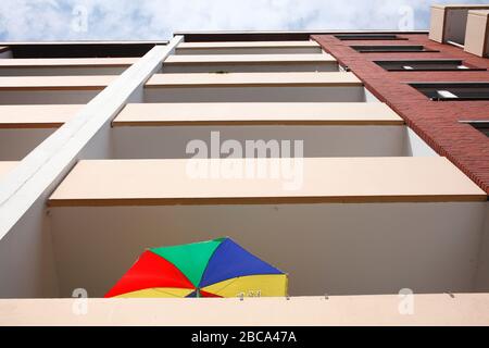 Balconi con ombrelloni colorati, moderni edifici residenziali monotoni, Bremerhaven-Geestemünde, Bremerhaven, Brema, Germania, Europa Foto Stock