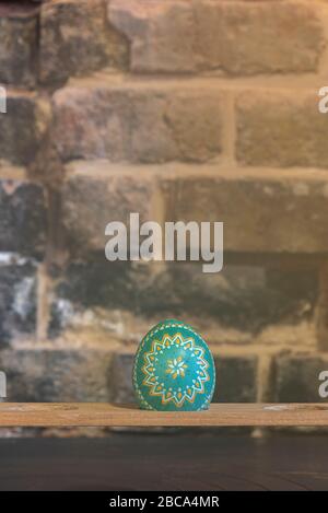 Uova di Pasqua sorbiane, tecnica batik di cera, sesto punto: L'uovo di pollo già sembra riccamente decorato dopo un secondo nastro. Foto Stock