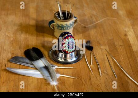 Piume di piccione, quills, uovo di Pasqua sorbiano Foto Stock