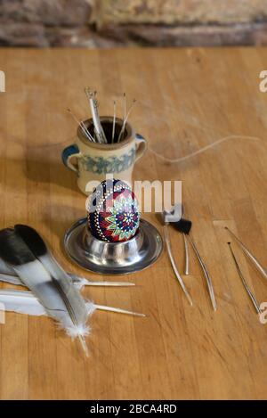 Piume di piccione, quills, uovo di Pasqua sorbiano Foto Stock