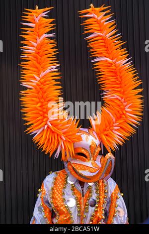 Masked Man in Dominican republic Parade a New York City, New York 11 agosto 2019 Foto Stock