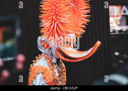 Masked Man in Dominican republic Parade a New York City, New York 11 agosto 2019 Foto Stock