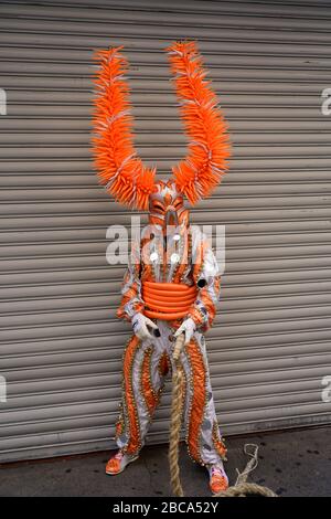 Masked Man in Dominican republic Parade a New York City, New York 11 agosto 2019 Foto Stock