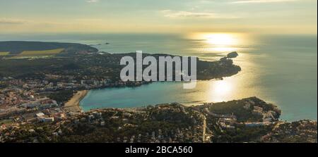 Veduta aerea, Playa Santa Ponsa, vista sulla città Santa Ponsa, retroilluminata, Calvià, Mallorca, Spagna, Europa, Isole Baleari Foto Stock