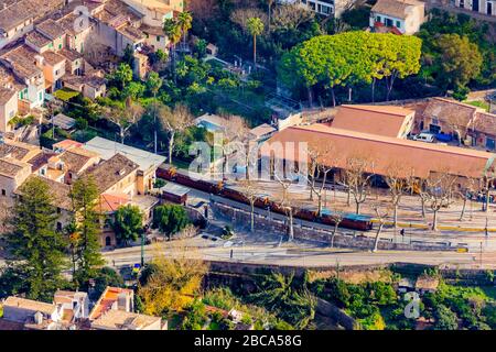 Veduta aerea, Ferrocarril de Sóller, tram, compagnia ferroviaria, Plaça d'Espanya, Sóller, Europa, Isole Baleari, Spagna Foto Stock