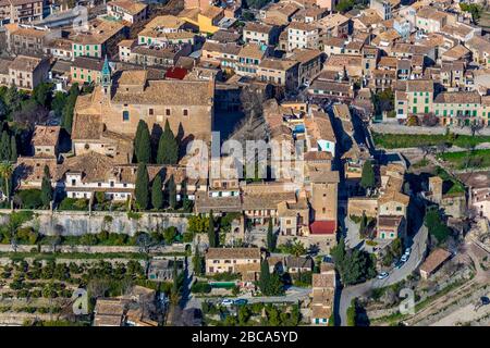 Veduta aerea, isola, Convento dell'Ordine certosiano, Museu Cartoixa de Valldemossa, Museu Frédéric Chopin i George Sand, Museu Municipal de Valldemos Foto Stock