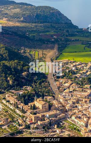 Veduta aerea, isola, Convento dell'Ordine certosiano, Museu Cartoixa de Valldemossa, Museu Frédéric Chopin i George Sand, Museu Municipal de Valldemos Foto Stock