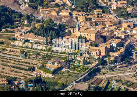 Veduta aerea, isola, Convento dell'Ordine certosiano, Museu Cartoixa de Valldemossa, Museu Frédéric Chopin i George Sand, Museu Municipal de Valldemos Foto Stock