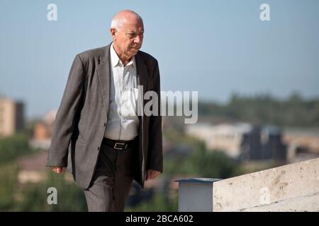 Un anziano a Yerevan Cascade, Armenia Foto Stock