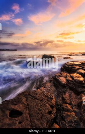 Stagcape di altopiano di arenaria a Turimetta dirigersi sulle spiagge del Nord di Sydney all'alba. Foto Stock