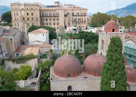 San Giovanni degli Eremiti la chiesa e il Palazzo dei Normanni, Palermo, Sicilia, Italia, Europa Foto Stock