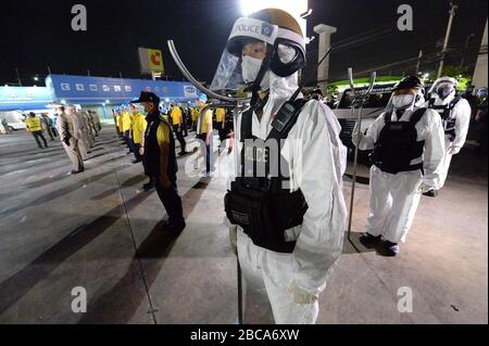 Bangkok, Tailandia. 3rd Apr, 2020. I poliziotti si radunano per il coprifuoco a Bangkok, Thailandia, 3 aprile 2020. Il governo thailandese ha imposto un coprifuoco tra le 22.00 e le 04.00 (ora locale) a partire da venerdì per frenare la pandemia del COVID-19. Credit: Rachen Sageamsak/Xinhua/Alamy Live News Foto Stock