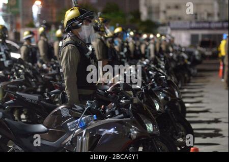 Bangkok, Tailandia. 3rd Apr, 2020. I poliziotti si radunano per il coprifuoco a Bangkok, Thailandia, 3 aprile 2020. Il governo thailandese ha imposto un coprifuoco tra le 22.00 e le 04.00 (ora locale) a partire da venerdì per frenare la pandemia del COVID-19. Credit: Rachen Sageamsak/Xinhua/Alamy Live News Foto Stock