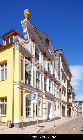 Casa rococò, facciate di case storiche in Schlossstrasse, Schwerin, Meclemburgo-Pomerania occidentale, Germania, Europa Foto Stock