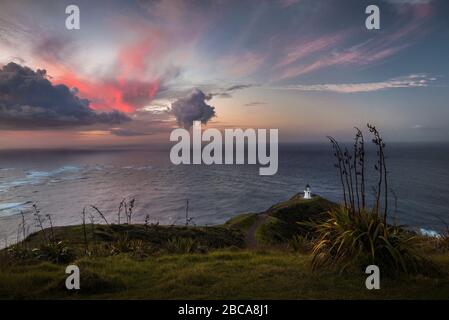 Tramonto colorato a Cape Reinga, nel Distretto Nord lontano, Nuova Zelanda Foto Stock