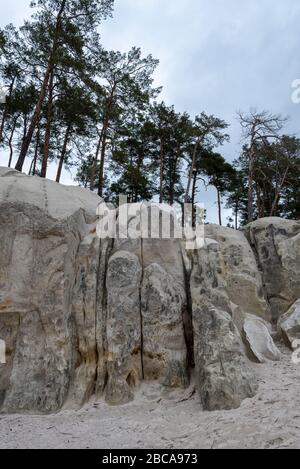 Germania, Sassonia-Anhalt, Blankenburg, vista delle formazioni rocciose nelle immediate vicinanze delle grotte di sabbia negli Heers, un pezzo di foresta sotto il Reg Foto Stock