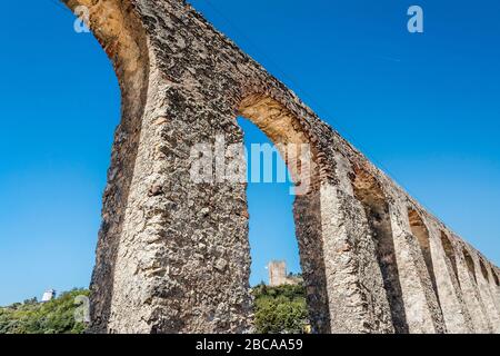 Europa, Portogallo, entroterra, Estremadura, Centro regione, Obidos, Vila das Rainhas, Città delle Regine, acquedotto, costruito nel 1570, dalla regina Caterina di Foto Stock