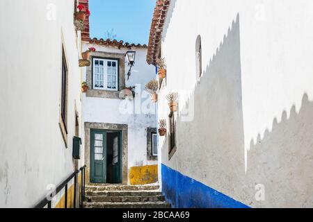 Europa, Portogallo, Estremadura, Centro, Obidos, Vila das Rainhas, Città delle Regine, ingresso casa nel labirinto di strade Foto Stock