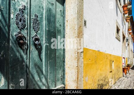 Europa, Portogallo, Estremadura, Centro regione, Obidos, Vila das Rainhas, città delle regine, vecchio portale in legno in un vicolo Foto Stock