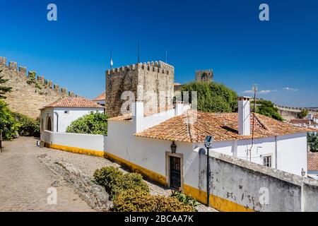 Europa, Portogallo, Estremadura, Centro, Obidos, Vila das Rainhas, Città delle Regine, edifici storici di fronte alla fortezza Foto Stock