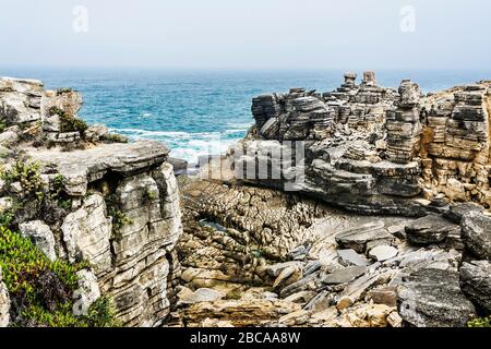 Europa, Portogallo, Regione Centro, Penisola Peniche, Miradouro de Remedios, formazioni rocciose sulla costa rocciosa Foto Stock