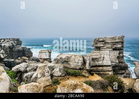 Europa, Portogallo, Regione Centro, Penisola Peniche, Miradouro de Remedios, formazioni rocciose sulla costa rocciosa Foto Stock