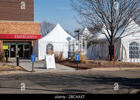 Maplewood, Minnesota. Ospedale di San Giovanni. Le tende sono impostate per lo screening dei pazienti per il coronavirus prima di entrare nella sala di emergenza. Foto Stock