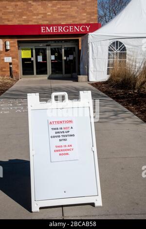 Maplewood, Minnesota. Ospedale di San Giovanni. Le tende sono configurate per lo screening dei pazienti per il coronavirus prima di entrare nella sala di emergenza con un cartello sta Foto Stock