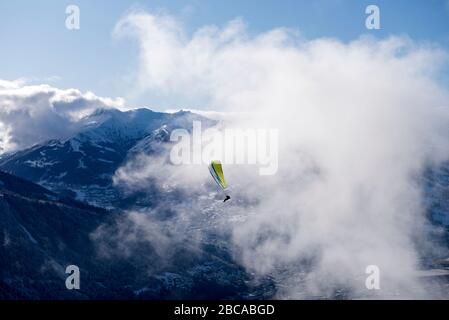 Francia, alta Savoia (74), Passy, Alpi, montagne e nuvole, parapendio Foto Stock