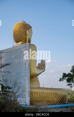 Retro della gigantesca statua del Buddha al tempio della grotta di Dambulla, Sri Lanka Foto Stock