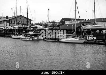 Porto di Cuxhaven in inverno, barche a vela e sport Foto Stock