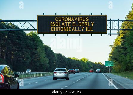 Segnale di allerta sulla salute del coronavirus pandemico sull'autostrada 78 ad Atlanta, Georgia durante l'epidemia di COVID-19 nel 2020. (STATI UNITI) Foto Stock