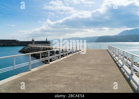 Spagna, costa nord, Asturie, Lastres, pittoresco villaggio di pescatori, porto, frangiflutti, mura di banchina Foto Stock