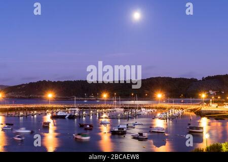 Spagna, costa nord, Galizia, Costa da Mante, Muxia, porto di notte, al chiaro di luna Foto Stock