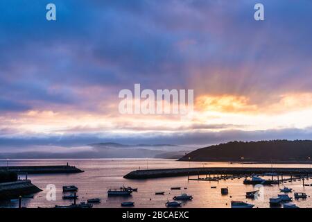 Spagna, costa nord, Galizia, Costa da Mente, Muxia, porto, luce del mattino Foto Stock