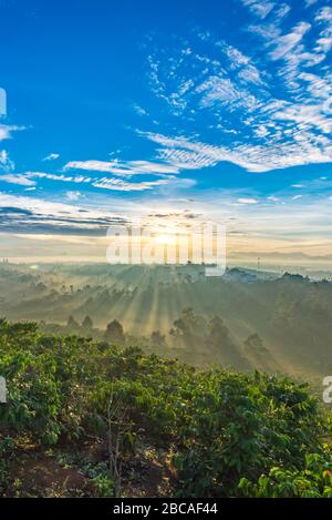 Bella alba mattina a Bao Loc città, Vietnam Foto Stock