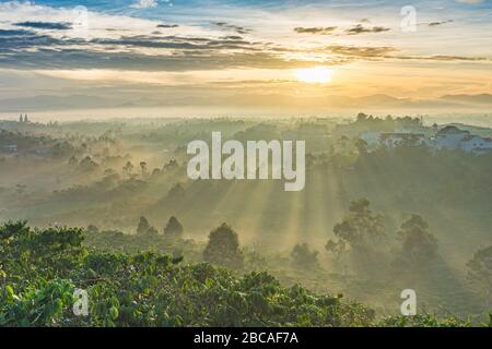 Incredibile alba mattutina a Bao Loc città, Vietnam Foto Stock