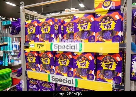 Cadburys creme uova a prezzo speciale prima di pasqua in un supermercato australiano a Sydney Foto Stock