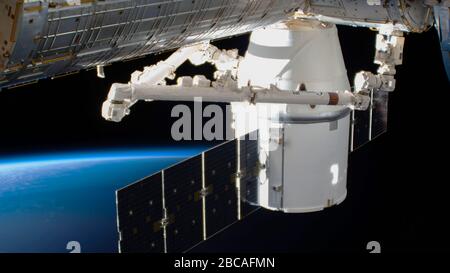 ISS - 09 Mar 2020 - la nave di rifornimento di SpaceX Dragon è illustrata attaccata al modulo Harmony della Stazione spaziale Internazionale come entrambe le navicelle erano s. Foto Stock