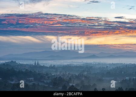 Bella alba mattina nella città di Bao Loc Foto Stock