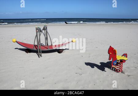 3 aprile 2020, Mecklenburg-Vorpommern, Kühlungsborn: La spiaggia della località del Mar Baltico è deserta. A causa delle severe restrizioni nella vita pubblica, l'inizio tradizionale della stagione nel Mar Baltico a Pasqua sarà annullato quest'anno. Foto: Bernd Wüstneck/dpa-Zentralbild/dpa Foto Stock